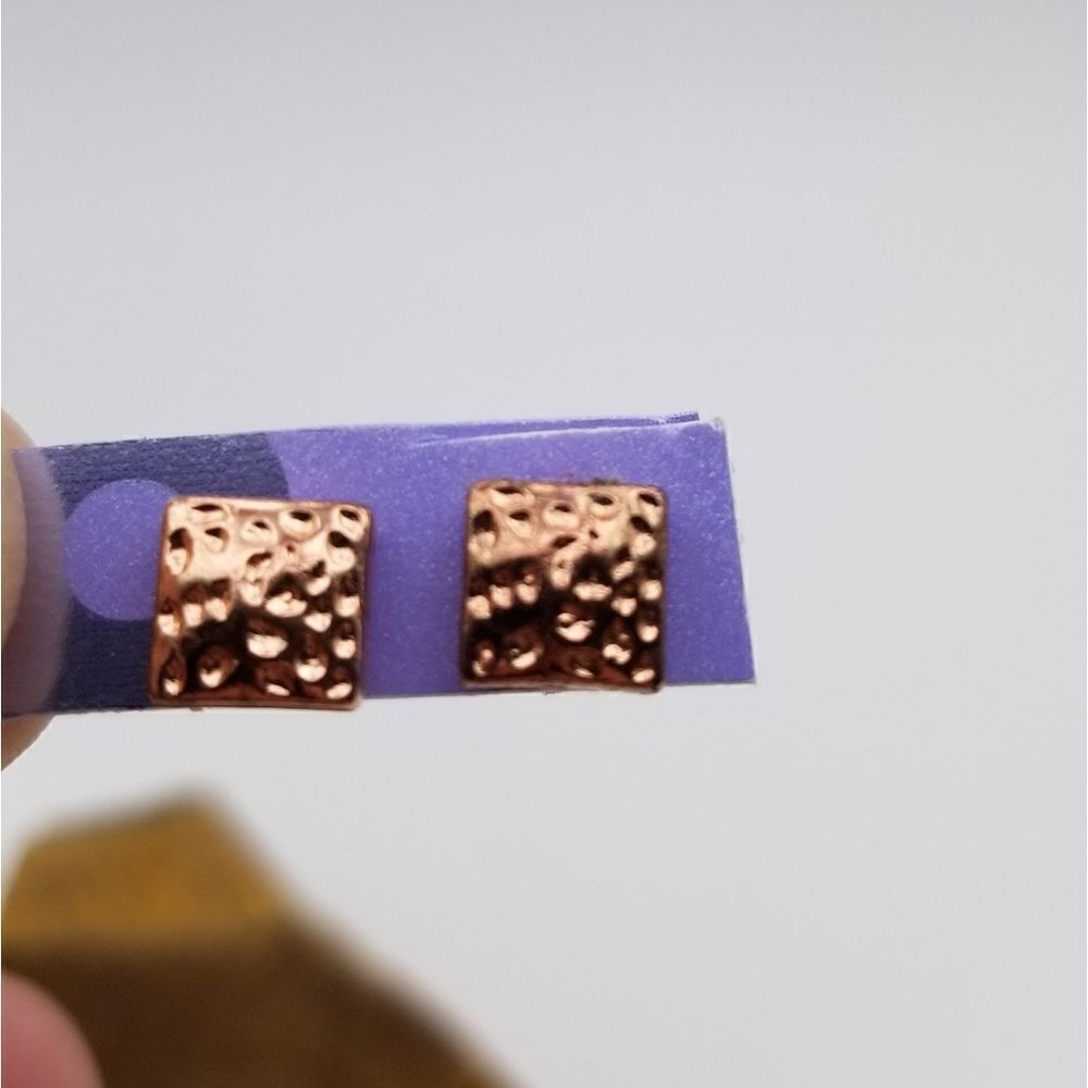 Copper tone hammered squared earrings. E0140